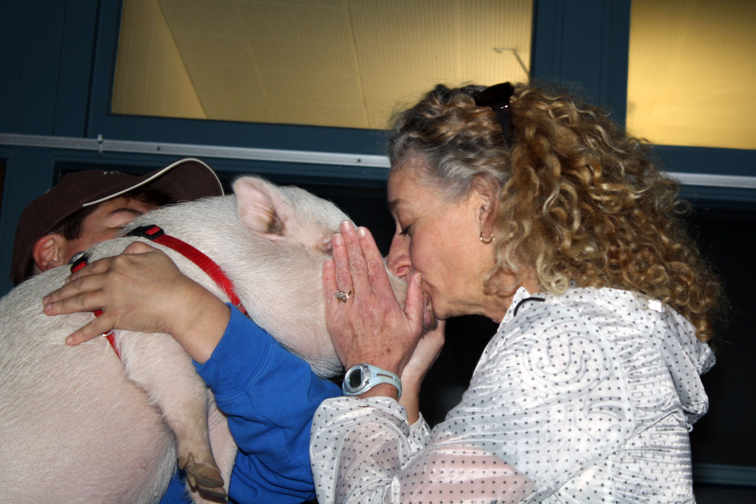bonnie lytle kissing pig.jpg